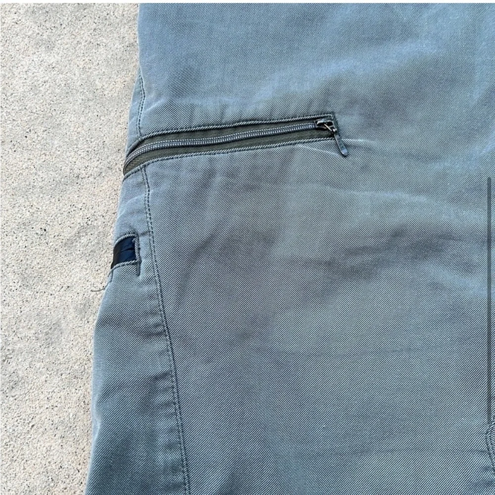 Oakley Men's Green Cargo Shorts Size 36